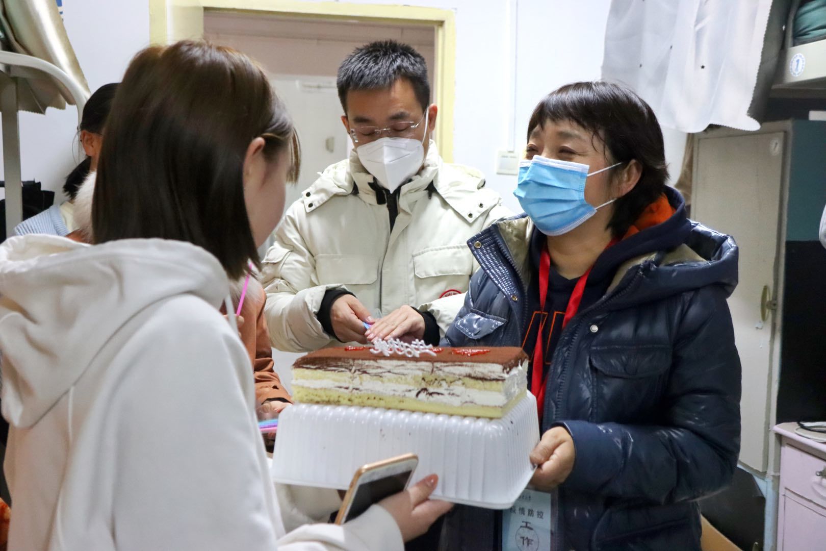 无码流出
：隔离病毒不隔离爱——疫情下的别样成人礼