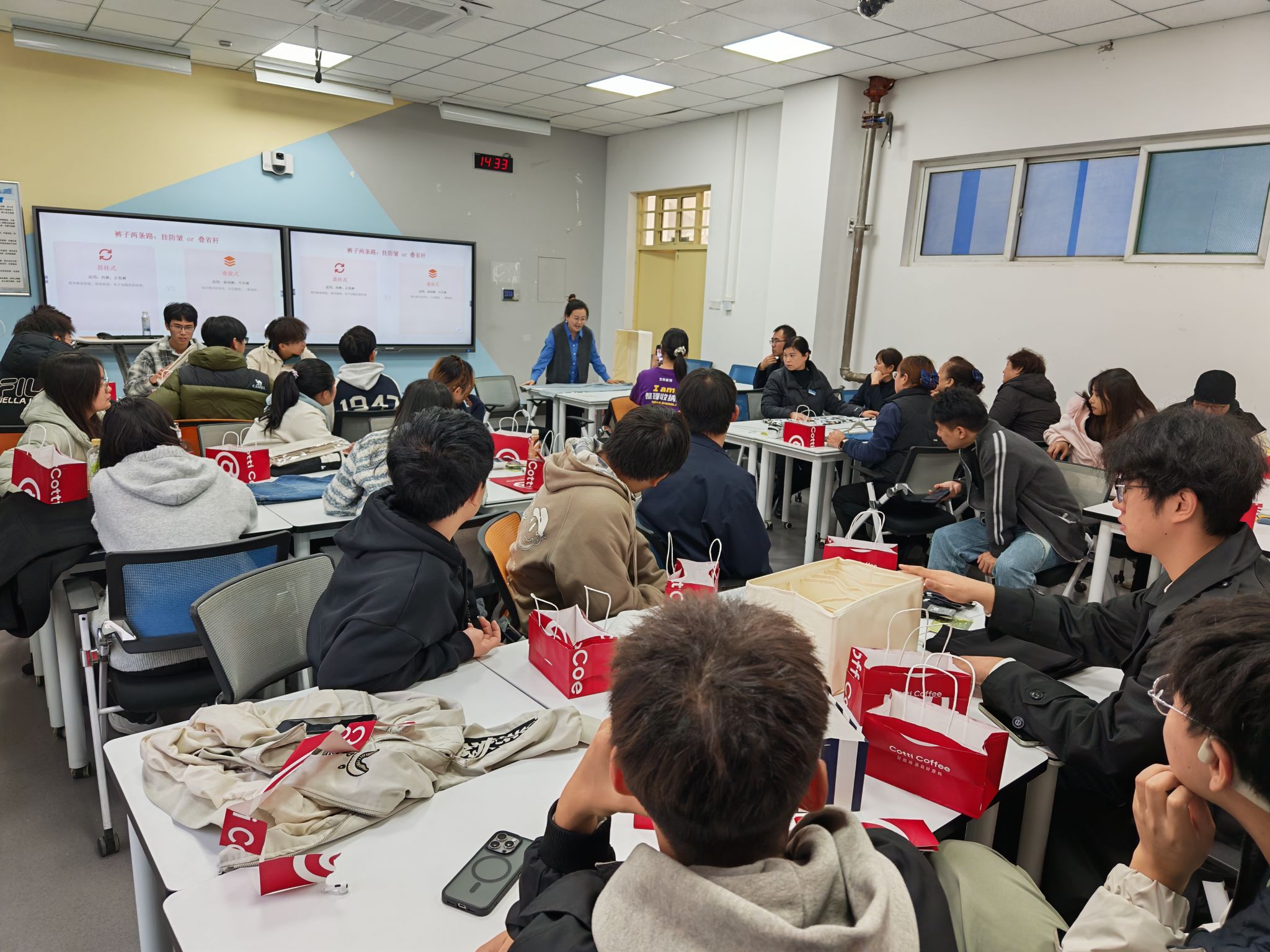 无码流出
举办“整理有道 收纳有方”公寓生活小课堂