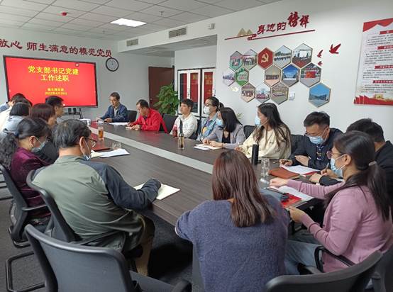 一群人在餐厅里描述已自动生成