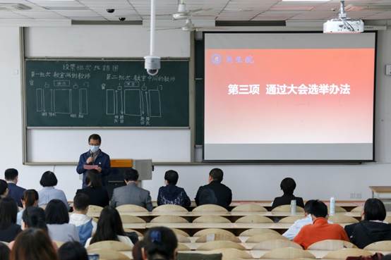 会议室里的人们描述已自动生成