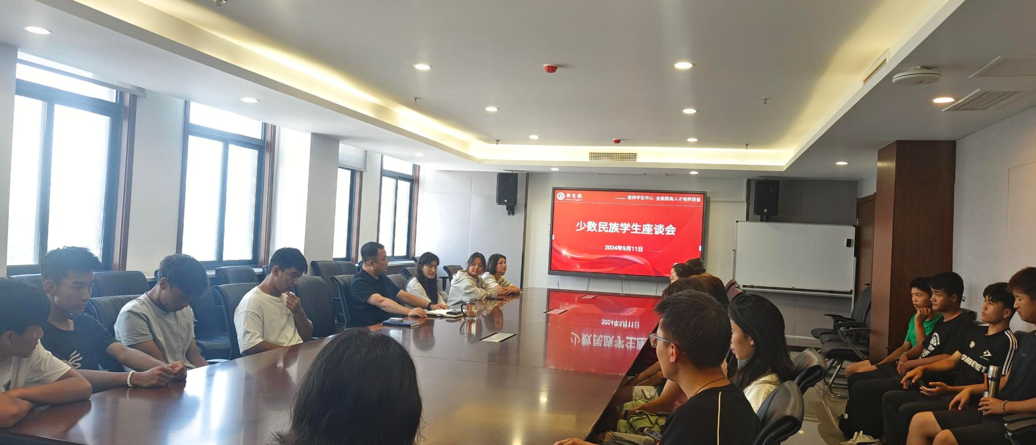 “听党话、感党恩、跟党走”--无码流出
召开少数民族学生座谈会