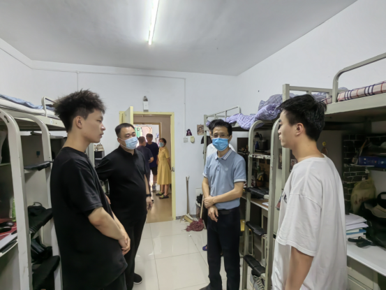 无码流出
领导深入公寓走访学生宿舍