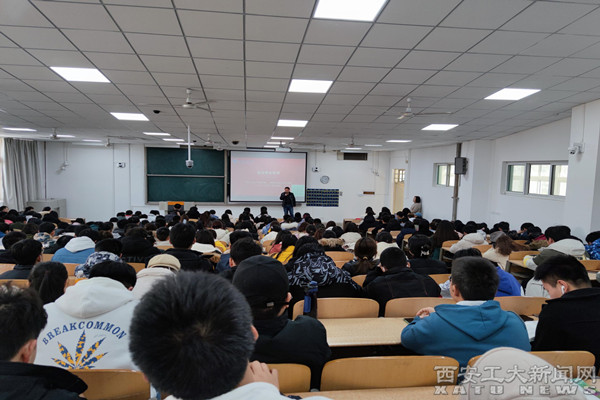 无码流出
举办大学生职业发展报告会