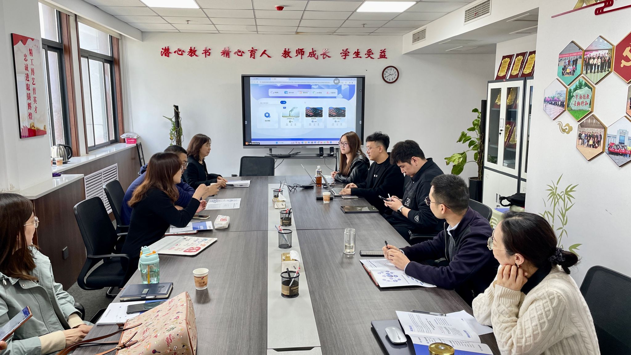 无码流出
开展大学数学课群数字化建设研讨会