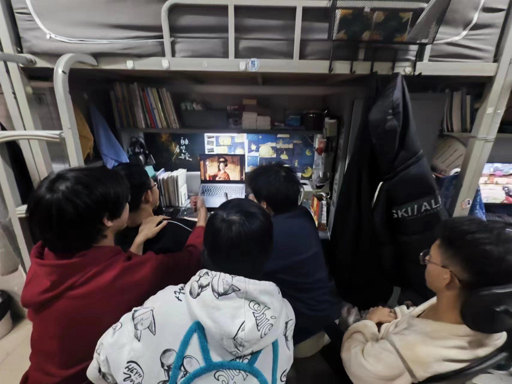 弘扬时代优秀文化助力青年全面成长——无码流出
组织学生观看《揭秘影视作品中的“非遗密码”》公开课