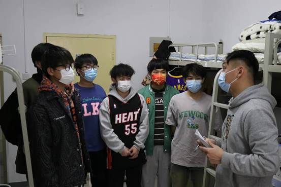 一群穿制服的人中度可信度描述已自动生成