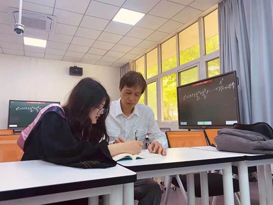 图片包含 游戏机, 桌子, 笔记本, 电脑描述已自动生成