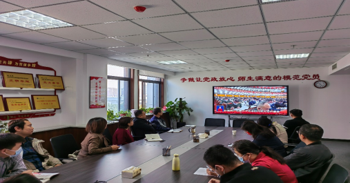 踔厉奋发 勇毅前行：无码流出
师生观看党的二十大开幕盛会