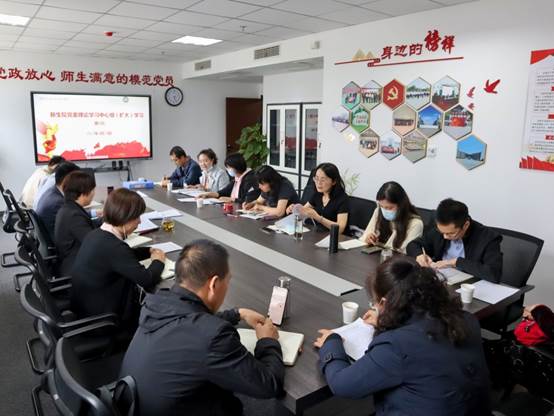 一群人正在听演讲描述已自动生成