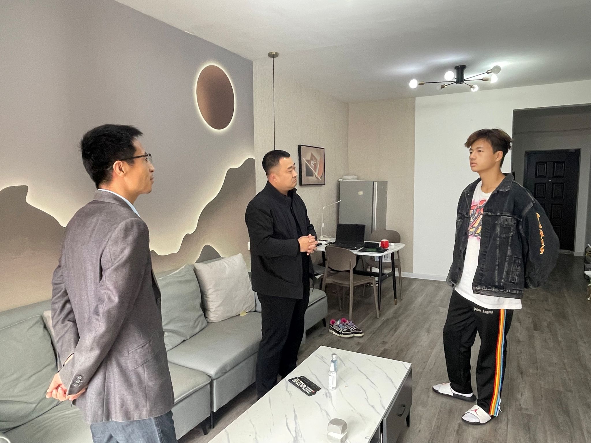 问需送暖情系新生--无码流出
开展校外住宿学生走访活动