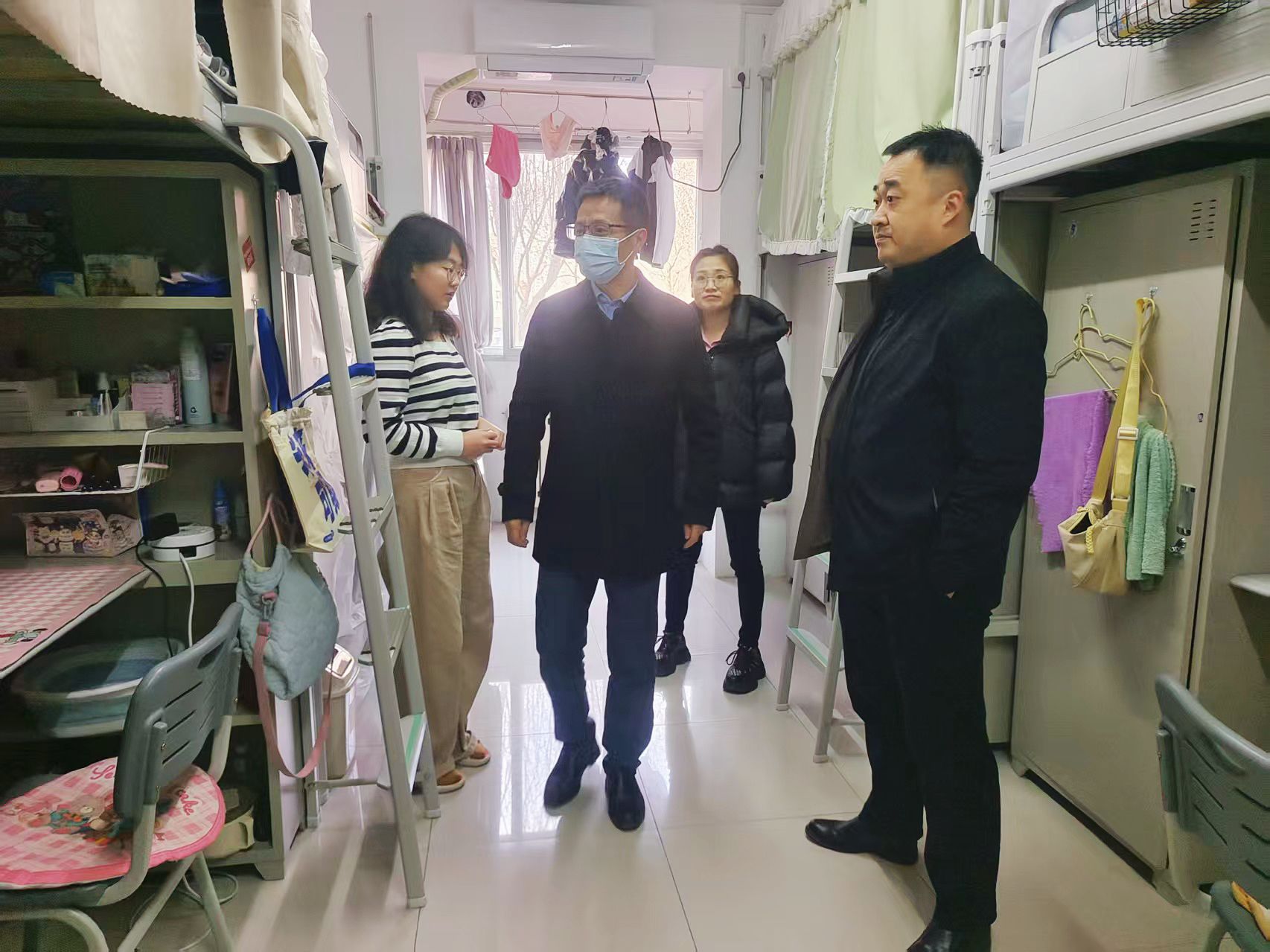 迎春送暖 开启新征程---无码流出
领导走访学生宿舍