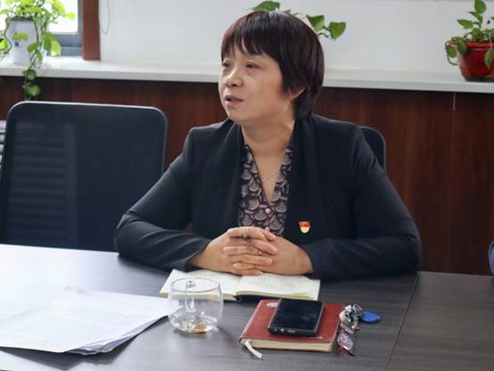 桌子上放着笔记本电脑的女人描述已自动生成