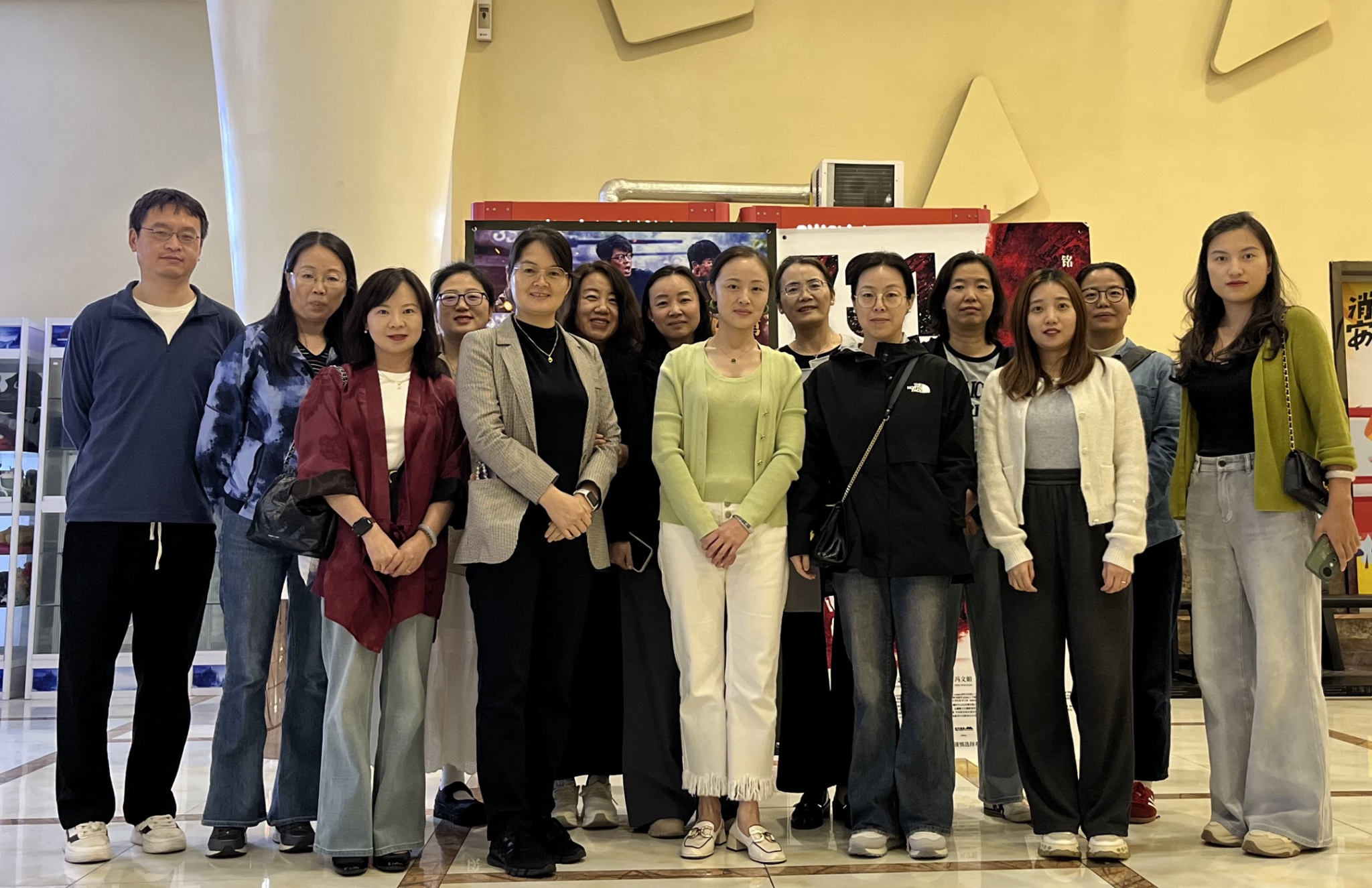 在光影中铭记历史，凝聚奋进力量——公共外语第一党支部观看《南京照相馆》