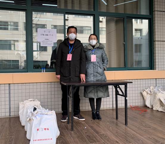 一些人站在建筑前低可信度描述已自动生成