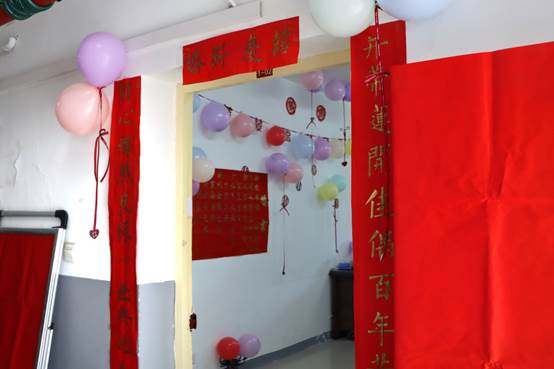 门上贴着海报描述已自动生成