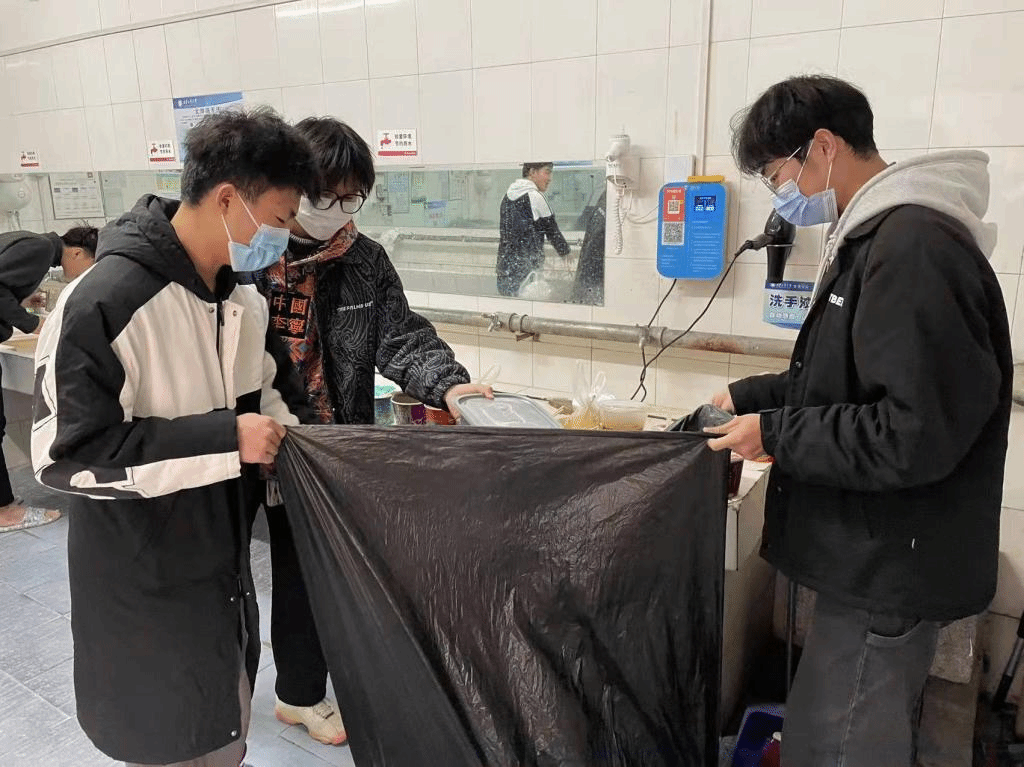 无码流出
抗疫突击先锋队开展垃圾清理活动