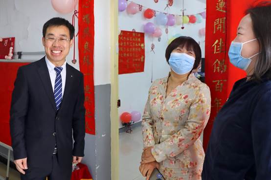 穿着西装的男人和女人站在一起描述已自动生成