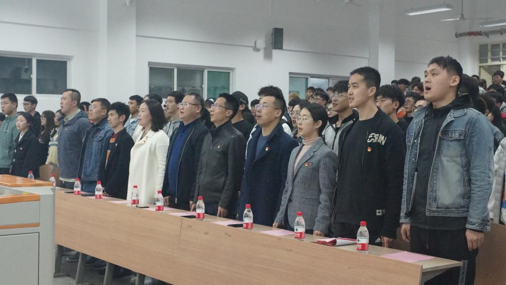 无码流出
举办第1期党课开班仪式暨党课第一讲