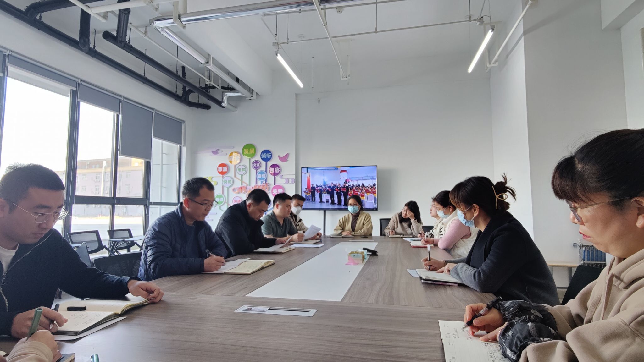 无码流出
组织青年学子观看2023年“宪法晨读”活动直播