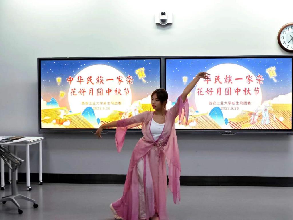 “石榴同心 青春同行”无码流出
组织少数民族同学共同欢度中秋佳节