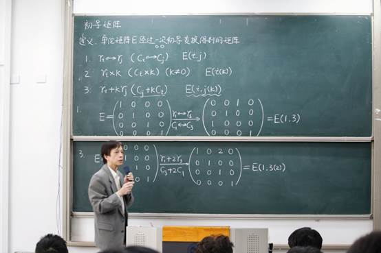 黑板上的人们描述已自动生成