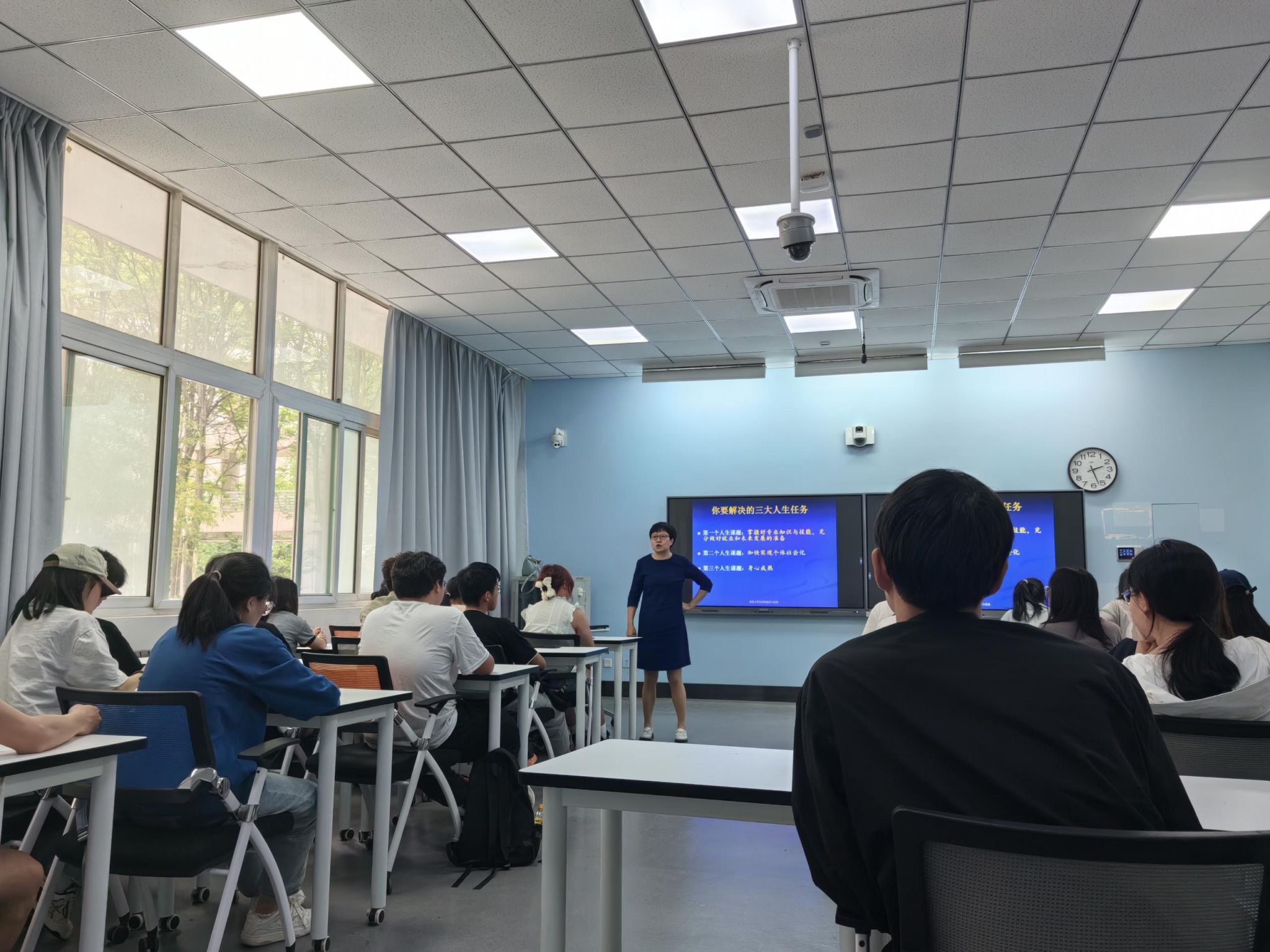 我校举办菁莪沙龙系列活动——“大学生的心理基石-浅析‘自我’的完善与发展”讲座