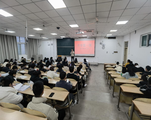 无码流出
开展“理想 担当 奋斗 青春”为主题的开学第一课