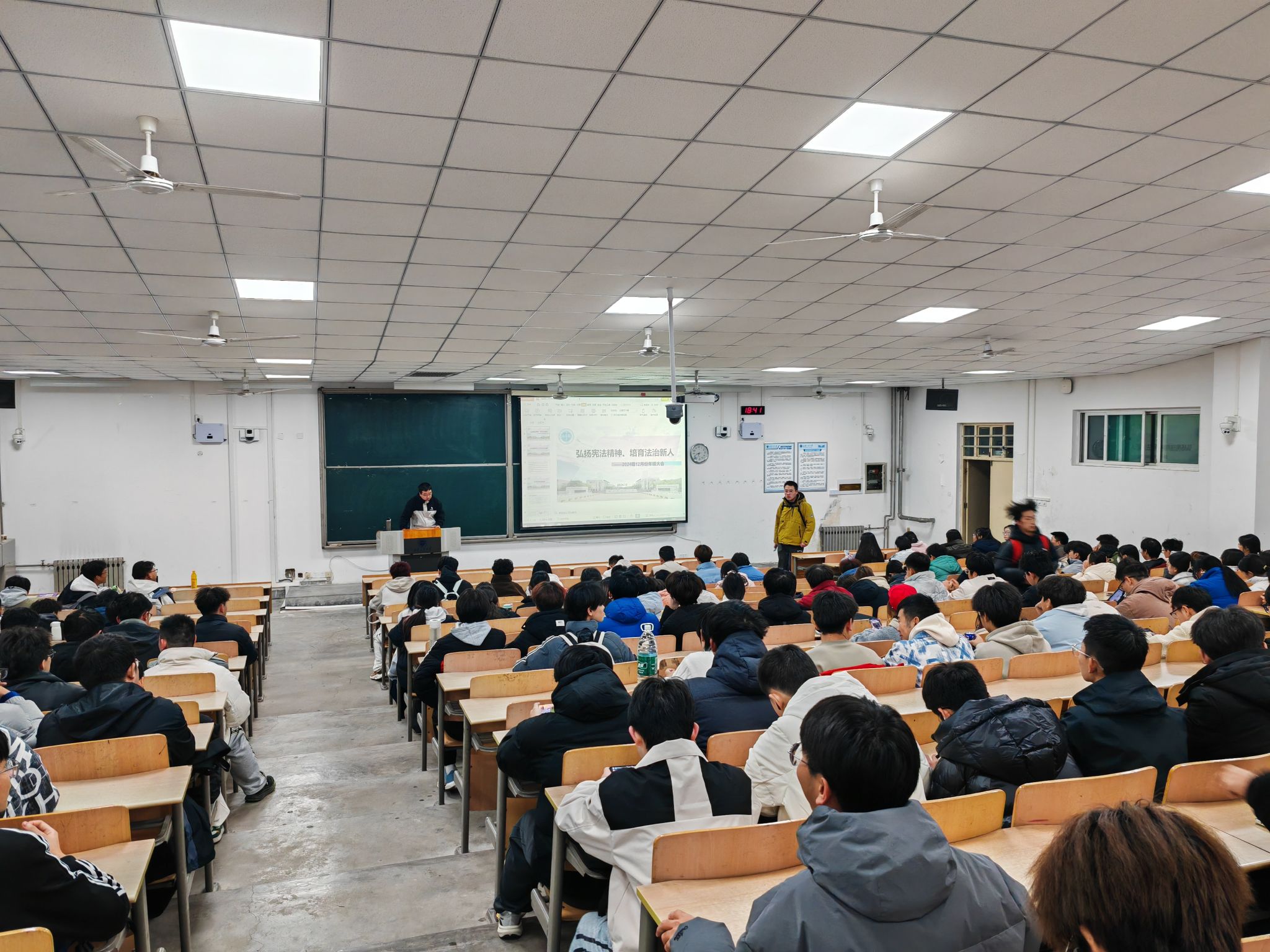 弘扬宪法精神 筑牢法治根基——无码流出
开展弘扬宪法精神主题年级大会