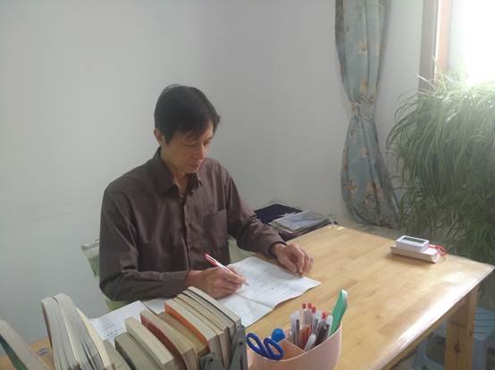 桌子前的人中度可信度描述已自动生成