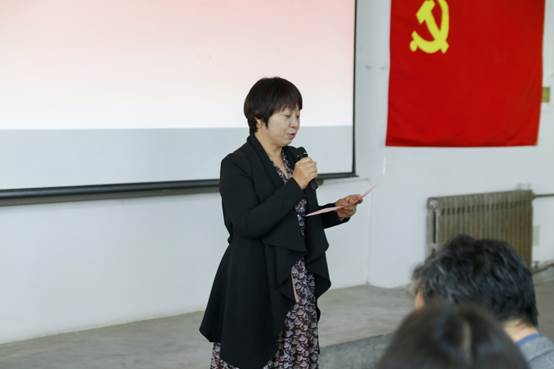 人站在墙边中度可信度描述已自动生成