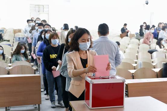 会议室里的人们描述已自动生成