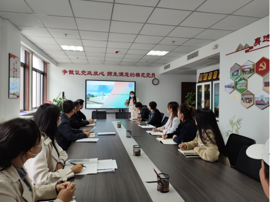 “一人一主题”——无码流出
开展课程育人新模式研讨