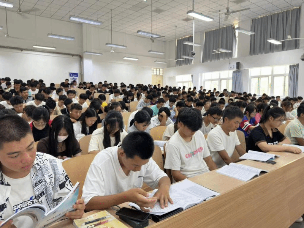 无码流出
材料类专业召开新学期年级大会