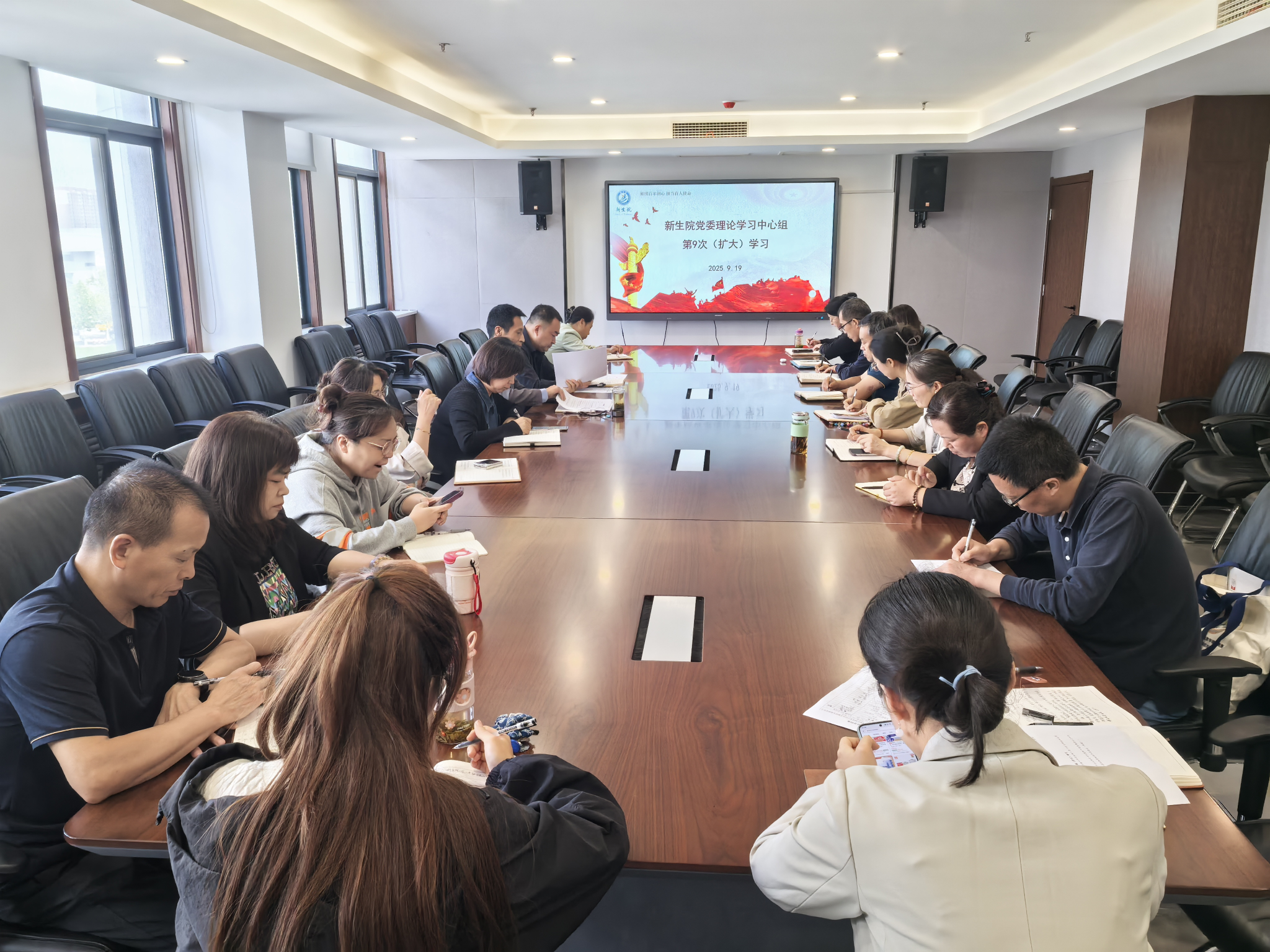 无码流出
召开2025年党委理论学习中心组（扩大）第9次学习